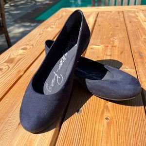 Simple navy flats